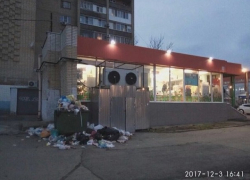 На центральной улице поселка ХБК в Шахтах образовалась огромная свалка