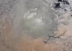 Прорыв водопроводной трубы произошел на улице Станционная в Шахтах