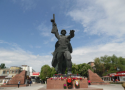Шахтинцы возложили цветы к памятнику Солдата-освободителя и Мемориалу в Александровском парке