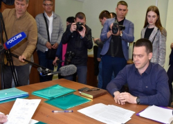 «Читайте! Завидуйте! Я - гражданин...»: жителям ЛНР начнут выдавать российские паспорта