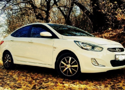 От дома на улице Майская в Шахтах угнан белый Hyundai Solaris