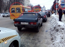 В центре Шахт из-за припаркованных такси автобусы не могут подъехать к остановке