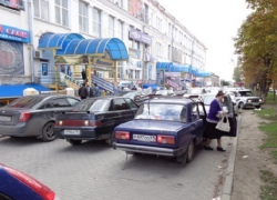 В Шахтах будут бороться с водителями, которые паркуются на Советской и Победы Революции вторым рядом