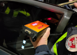 Чем темнее, тем опаснее: сотрудники шахтинской Госавтоинспекции провели проверки уровня тонировки автомобилей