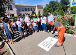 Акция «Слушай дорогу, а не музыку!» прошла в Шахтах с участием школьников и инспекторов ГИБДД