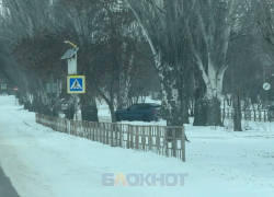 Водители вынуждены ехать по пешеходной аллее из-за порыва трубы в Шахтах