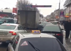 Ледяной дождь парализовал движение в Шахтах