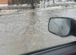 Автомобиль молодой девушки из Шахт застрял на дороге в ледяных ямах