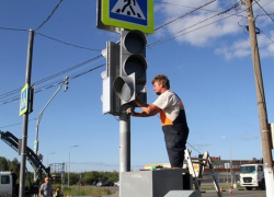 Неизвестные разобрали на запчасти недавно установленный светофор в центре города