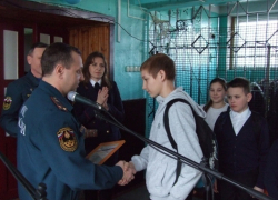В Шахтах спасших жилые дома от огня подростков наградили пожарные