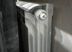 Воду с батарей попросили не сливать, но не сообщили, что в период ремонта отключат отопление