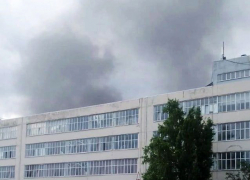 Крупный пожар охватил завод «Глория Джинс» в Шахтах