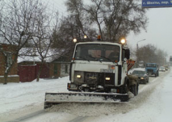 Шахтинские коммунальщики чистят от снега маршруты городского транспорта