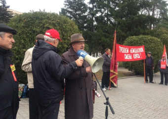 Эмоциональные шахтинские коммунисты в мегафон читали стихи и обсуждали власть 