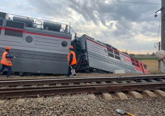 В Ростовской области с рельсов сошел грузовой поезд