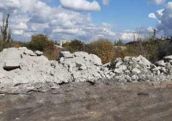  «Серый перевозчик» вывалил строительный мусор в карьер на улице Красина в Шахтах