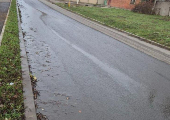 Аварийное состояние канализационного колодца в Шахтах: улицу Земледельческую затапливает