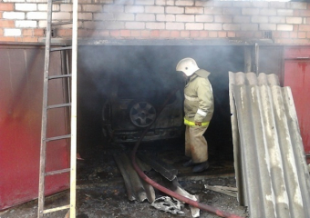 В Шахтах сгорел гараж с «Нивой» внутри