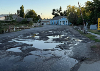 Прорыв трубы на Петровке продолжает создавать опасность на дорогах Шахт