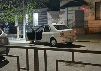 В Шахтах разгневанный пассажир разбил такси бейсбольной битой и травмировал водителя