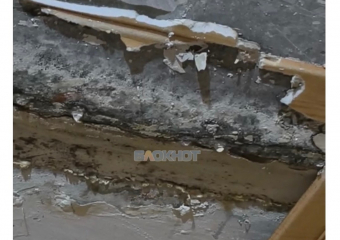 Два года протекает крыша и затапливает квартиры на улице Холодова в Шахтах