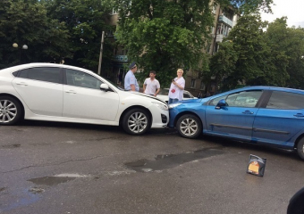 Авария на перекрестке в центре города Шахты собрала пробку