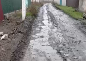 Водоканал устроил бесплатный аквапарк на дороге по улице Мирошникова в Шахтах