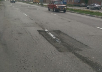 Разметку на дороге нарисовали прямо по вырезанным дорожниками ямам в Шахтах