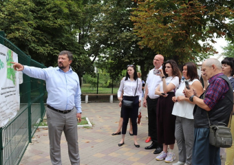 В Александровском парке больше не будет привычных лавочек, урн и фонарей