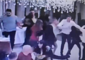 Появились новые кадры драки в ресторане «Кей-Стоун», на которых видно, как один из участников получает серьезные травмы