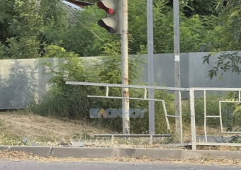 Легковушка снесла часть забора на Дачной в Шахтах