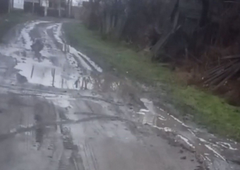 Утечка воды размывает грунтовую дорогу на улице Благодатной в Шахтах