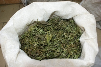 Шахтинец «нашел» на улице четыре мешка марихуаны
