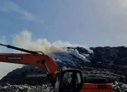 На мусорном полигоне в районе Красина в Шахтах загорелись отходы