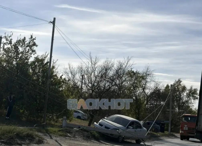 Легковушка влетела в опору освещения в Аютинском 