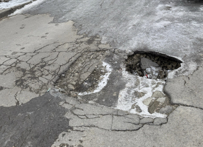 Аварийный люк в центре Шахт создает опасные условия на дороге