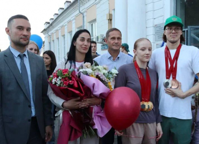 С караваем и песнями встретили чемпионов Паралимпиады в Шахтах