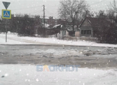 Сильный порыв трубопровода на проспекте Чернокозова в Шахтах