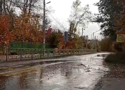 Улица в поселке под Шахтами тонет в реках водопроводной воды
