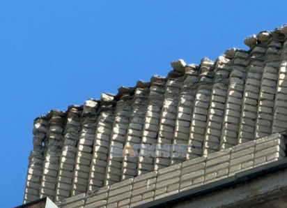 Кирпичи падают с крыши многоквартирного дома по улице Ворошилова в Шахтах