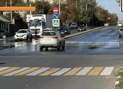 Жители Шахт не могут достучаться до водоканала неделю: порыв воды размывает дорогу 
