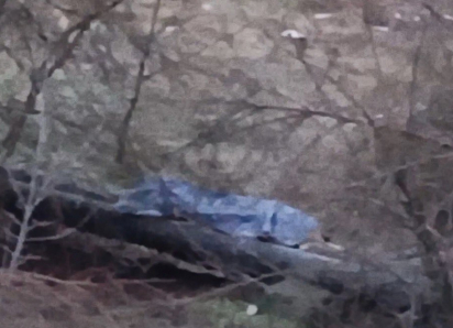 Странный мужчина живет на трубах в поселке Майский в Шахтах