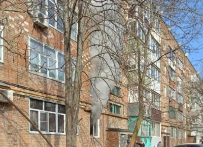77-летний мужчина пострадал при пожаре в многоквартирном доме в Шахтах