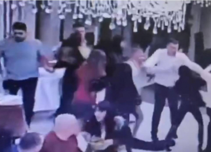 Появились новые кадры драки в ресторане «Кей-Стоун», на которых видно, как один из участников получает серьезные травмы
