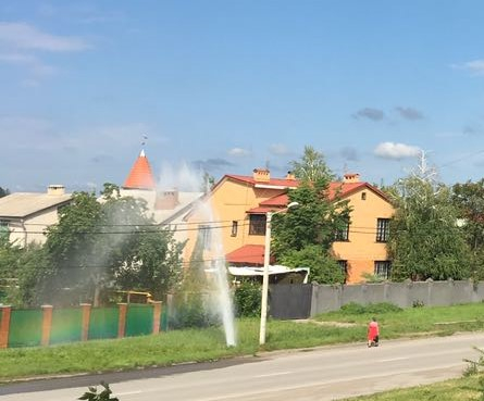 Коммунальщики «порадовали» шахтинцев новым фонтаном на улице Текстильной