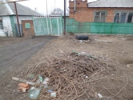 Шахтинцев штрафуют за отсутствие аншлагов и мусор перед домами