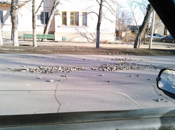 «Вот так вот в центре залатали ямы» - жители Новошахтинска оценили работу дорожной службы