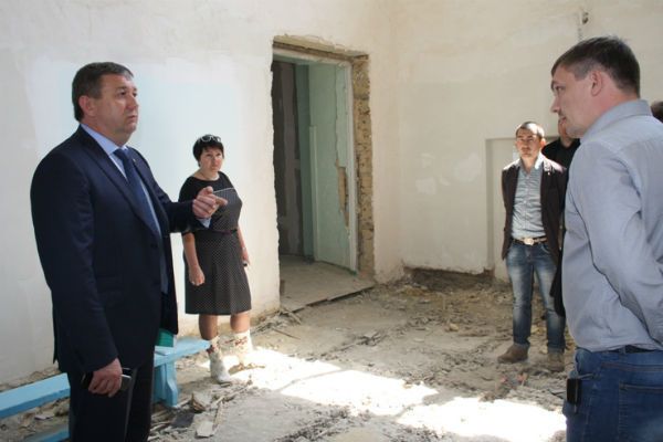 Глава администрации Игорь Медведев контролирует  ремонт в школе №14