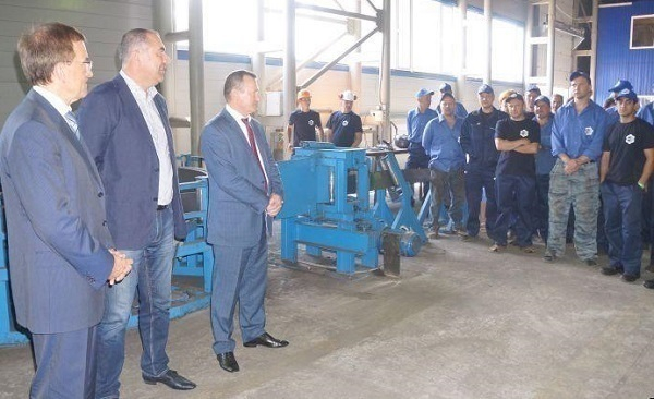 Рабочие шахтинских заводов пожаловались заместителю губернатора на разбитые дороги