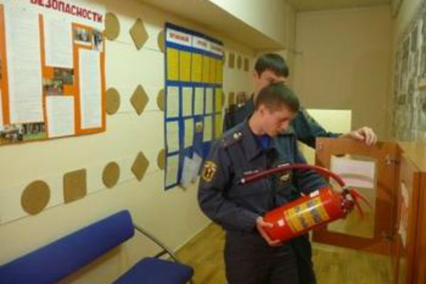 Сотрудники МЧС проверяют донские школы на предмет пожарной безопасности